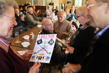 Auch Helga Stürmer erhält den Lohn für die gezeigte Leistung!